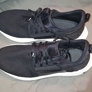 WOMEN'S PUMA Size 9